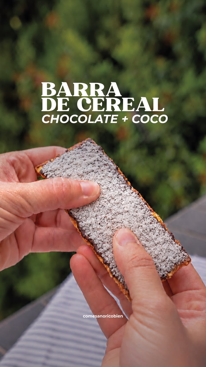 Barra de cereal con base de chocolate y coco